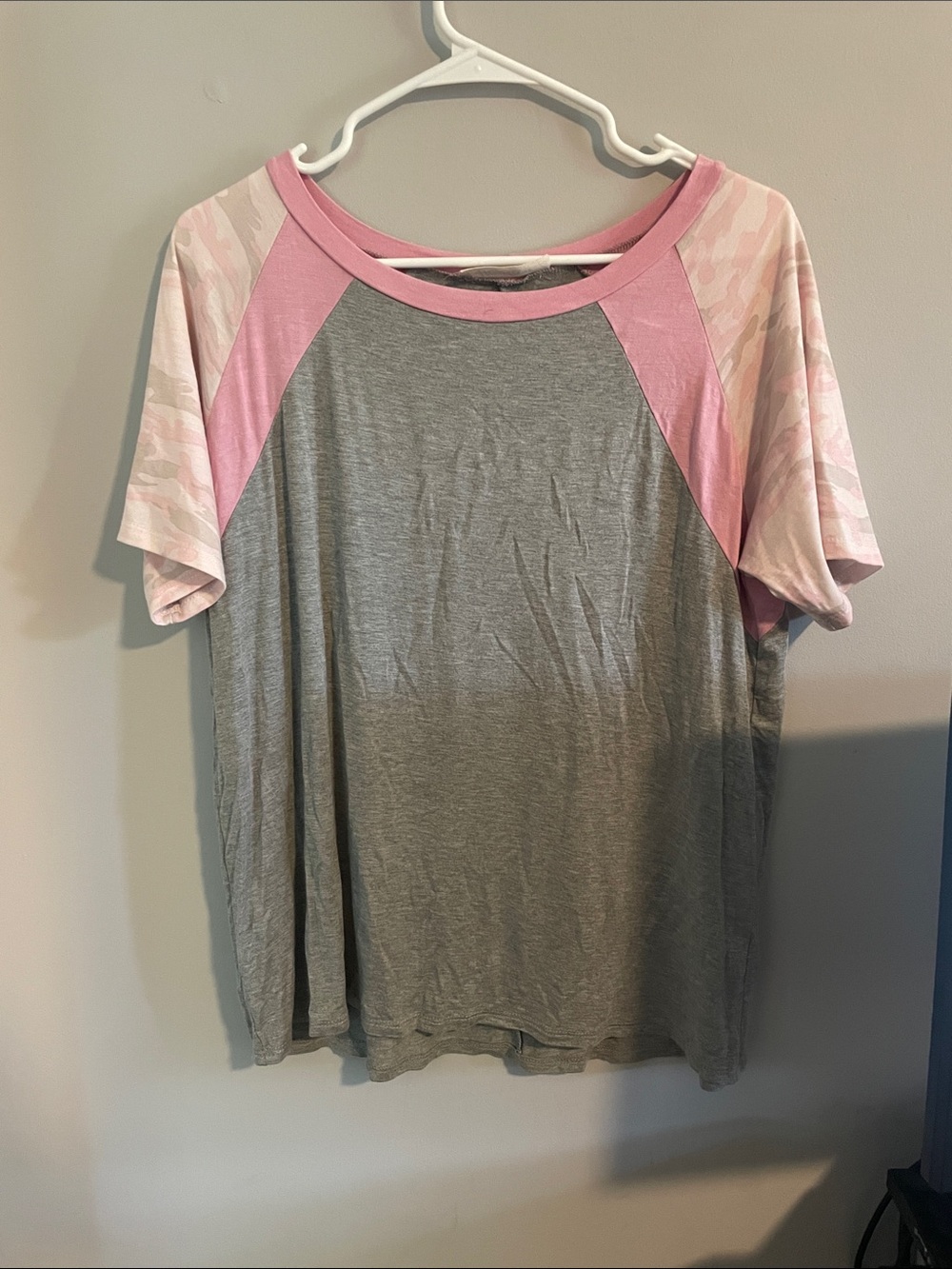 Casual Raglan Short-Sleeve Top in Gray and Pink